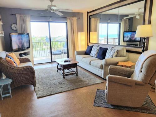 - un salon avec un canapé, des chaises et une table dans l'établissement Hacienda del Sol II - 407, à New Smyrna Beach