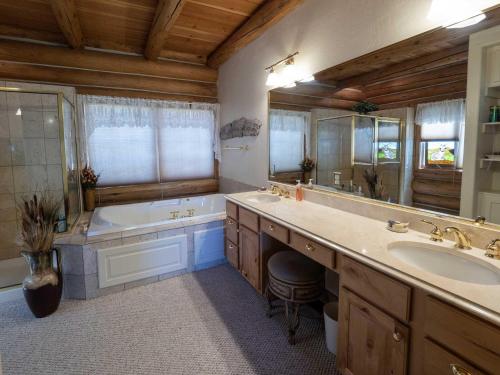 a bathroom with a tub and a sink and a bath tub at Sun Valley Cabin in Grand Lake