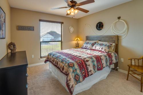 um quarto com uma cama e uma ventoinha de tecto em Pleasanton Vacation Rental with Private Yard! em Pleasanton
