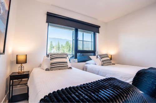 Postel nebo postele na pokoji v ubytování Alpine Haven by Revelstoke Vacations