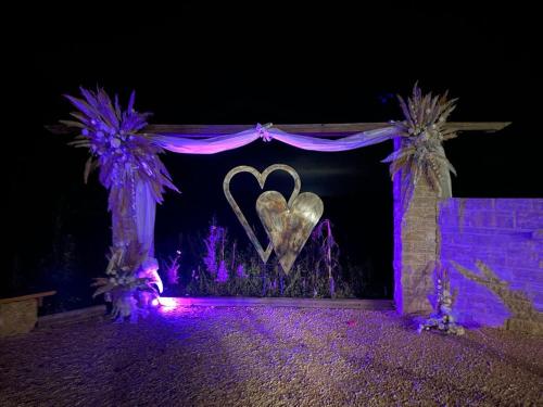 a wedding arch with a heart in the middle at Landgasthaus zur Linde in Pleiskirchen