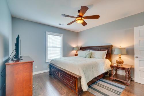 um quarto com uma cama e uma ventoinha de tecto em Charming Knoxville Home 2 Mi to Neyland Stadium! em Knoxville