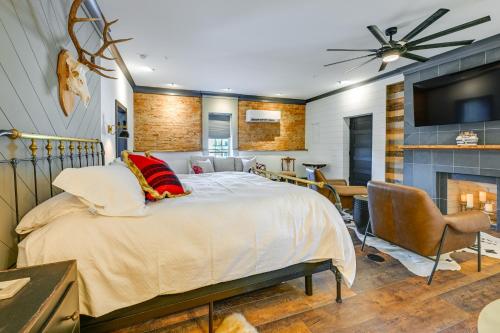 Ένα ή περισσότερα κρεβάτια σε δωμάτιο στο Modern Franklin Studio Prime Downtown Location!
