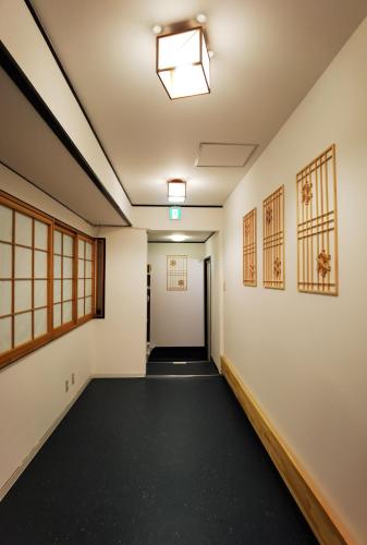 un couloir vide avec une porte et une chambre avec des fenêtres dans l'établissement belle via tokyo - Vacation STAY 58509v, à Tokyo