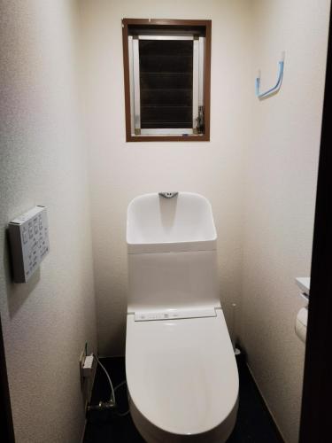 um WC branco numa casa de banho com uma janela em belle via tokyo - Vacation STAY 58509v em Tóquio