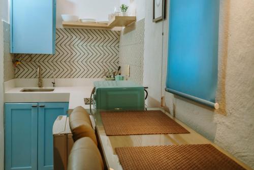 una pequeña cocina con armarios azules y fregadero en "Le Petit Bonheur" Cozy studio near beach, en Puerto Vallarta