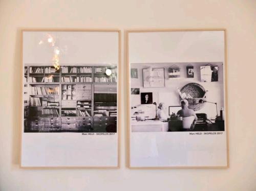 deux photographies encadrées d'un salon sur un mur dans l'établissement Studio centre historique Aix, à Aix-en-Provence