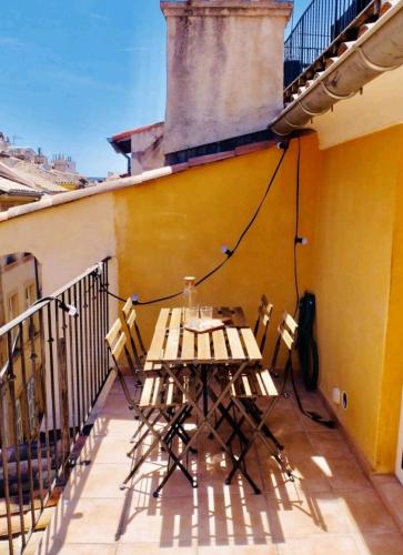 une table sur le balcon d'un bâtiment dans l'établissement Studio centre historique Aix, à Aix-en-Provence