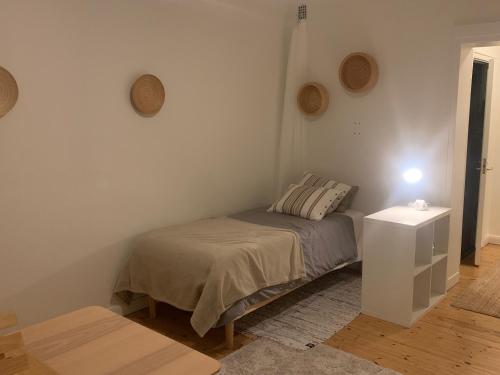 - une petite chambre avec un lit et une table dans l'établissement Little gem in city, à Linköping
