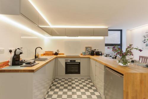 Kuchnia lub aneks kuchenny w obiekcie Luxury 3-Bed Apartment - Sheffield City Centre - Netflix, WIFI, Radio, Interactive Mood Lighting, State of the Art