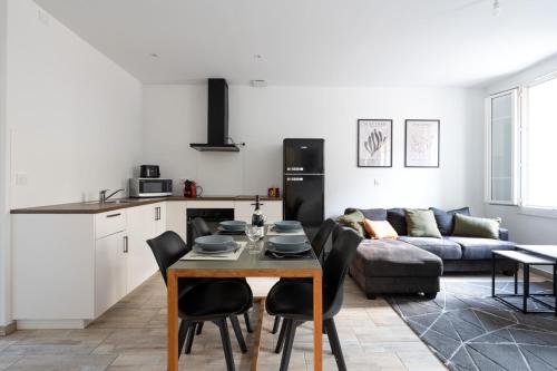 une cuisine et un salon avec une table et un canapé dans l'établissement Superbe appartement proche gare, à Toulon