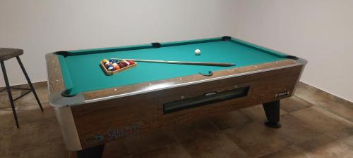 a pool table with a ball and a cue at Casa adosada Gran Avenida con billar in Benicàssim