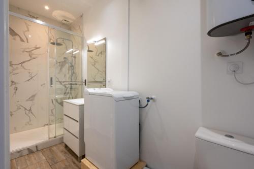 un bagno bianco con doccia e WC di Superbe appartement proche gare a Tolone