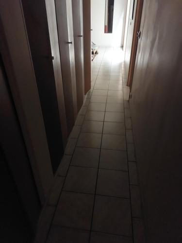 um corredor com uma porta e piso em azulejo em Noisy le grand em Noisy-le-Grand