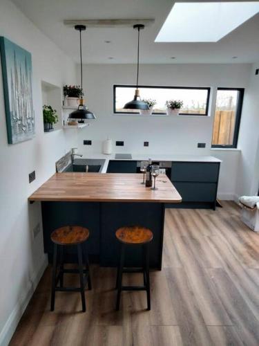 Gambar di galeri bagi Modern cosy apartment walking distance to many cove beaches and coast path walks as well as the famous Helford river di Falmouth
