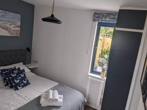 Postel nebo postele na pokoji v ubytování Modern cosy apartment walking distance to many cove beaches and coast path walks as well as the famous Helford river