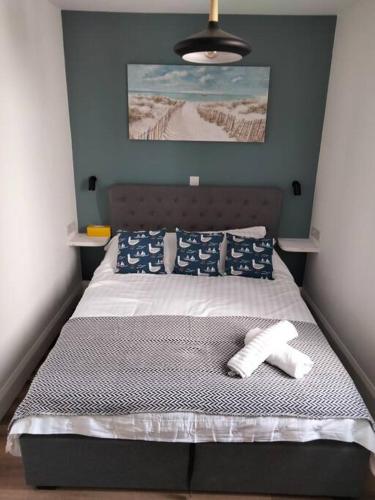 Katil atau katil-katil dalam bilik di Modern cosy apartment walking distance to many cove beaches and coast path walks as well as the famous Helford river