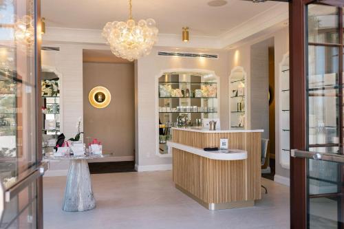 une boutique avec un comptoir et un lustre dans l'établissement Sheraton Carlsbad Resort & Spa, à Carlsbad