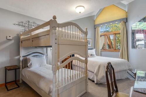 una camera con letto a castello e scala di Dewey Farm Homestead a Stowe