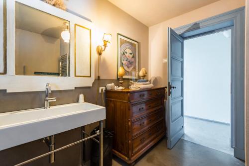 bagno con lavandino e specchio di La Magnanella - Luxury B&B a Fornovo di Taro