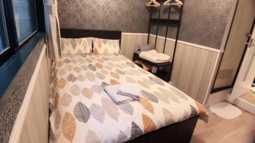 Dormitorio pequeño con cama con edredón en Jing House Koiwa - Vacation STAY 62678v en Tokio