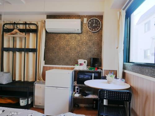 uma cozinha com um frigorífico branco e uma mesa em Jing House Koiwa - Vacation STAY 62678v em Tóquio