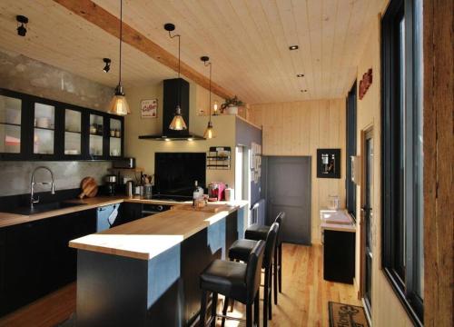 - une cuisine avec un comptoir et quelques chaises dans l'établissement Superbe gîte 8/16 personnes, Saint Lary, à Vielle-Aure