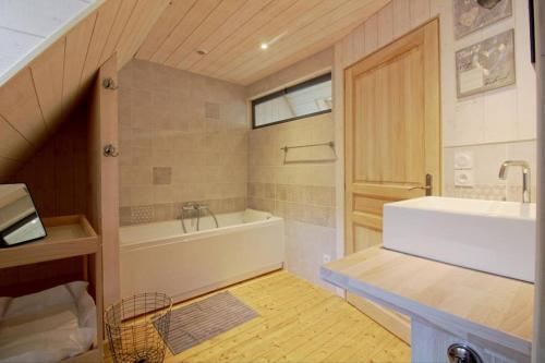 une salle de bain avec une baignoire et un lavabo et une baignoire dans l'établissement Superbe gîte 8/16 personnes, Saint Lary, à Vielle-Aure