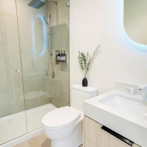 uma casa de banho com um WC, um lavatório e um chuveiro em Newly Renovated 1 Bedroom Condo in Japantown! Near Gastown & Railtown! em Vancouver