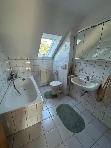 a bathroom with a tub and a toilet and a sink at Monteurwohnung nahe der Talsperre Pöhl im Vogtland in Pöhl