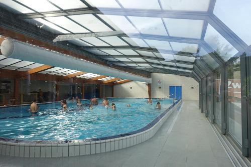 un gruppo di persone in piscina di Vechtdalchalet De Eekhoorn, 5 sterren vakantiepark Raalte a Raalte