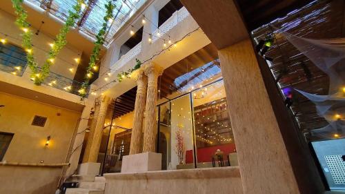 Hyba Pod Hostel & Hotel في دبي: مبنى بسقف زجاجي ودرج