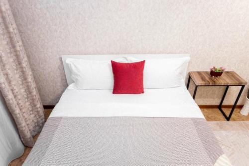Ένα ή περισσότερα κρεβάτια σε δωμάτιο στο Яркая Квартира на Арбате