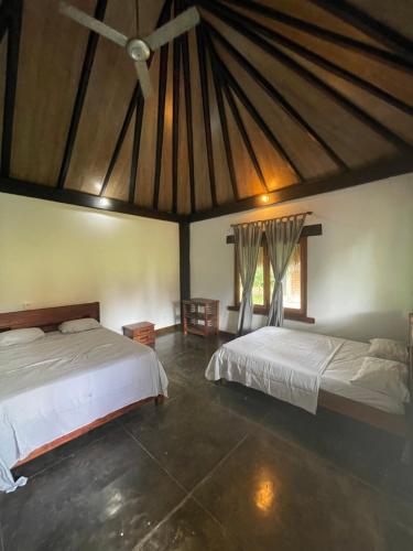 a bedroom with two beds in a tent at finca playa alta in Palmira