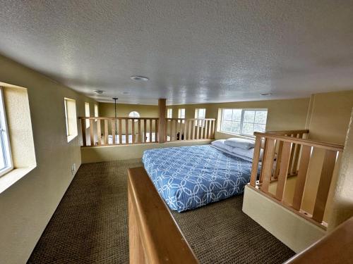 1 dormitorio con 1 cama en el centro de una habitación en Marina Dunes Park Model en Marina