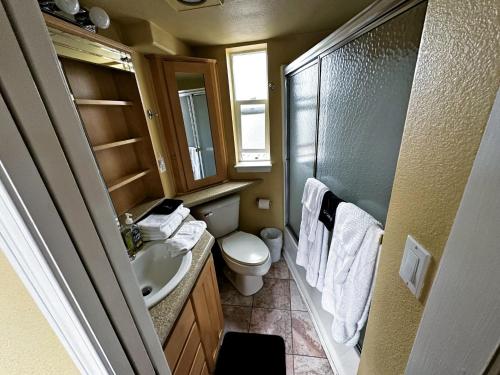 małą łazienkę z toaletą i umywalką w obiekcie Marina Dunes Park Model w mieście Marina