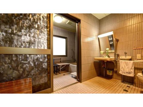 bagno con lavandino, servizi igienici e specchio di Yuuai Kumanokan - Vacation STAY 27598v a Matsue