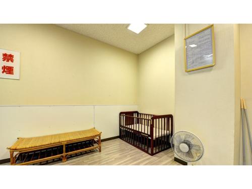 - une chambre avec un lit bébé et un ventilateur dans l'établissement Yuuai Kumanokan - Vacation STAY 27571v, à Matsue