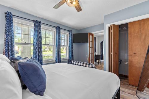 1 dormitorio con 1 cama con paredes y ventanas azules en The Cherry House - JZ Vacation Rentals, en Warrenton