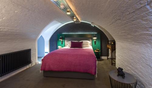Ein Bett oder Betten in einem Zimmer der Unterkunft The Churchill Hotel