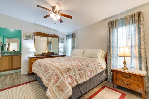 1 dormitorio con cama, tocador y espejo en Weeki Wachee Vacation Rental about 13 Mi to the Ocean!, en Spring Hill