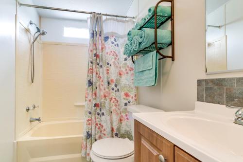y baño con aseo, lavabo y ducha. en Weeki Wachee Vacation Rental about 13 Mi to the Ocean!, en Spring Hill