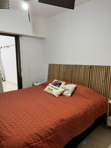 ein Schlafzimmer mit einem Bett und zwei Kissen darauf in der Unterkunft Baires Garden in Buenos Aires