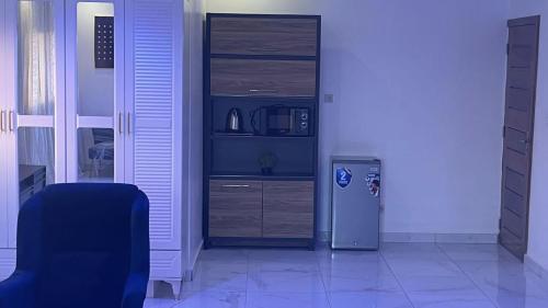 a room with a kitchen with a refrigerator at BI HOTEL 2 in Dakar