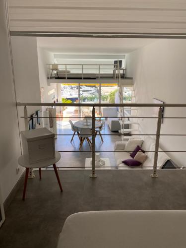 un salon avec un canapé et une table dans l'établissement Duplex face à la mer ATHENA PORT, à Bandol