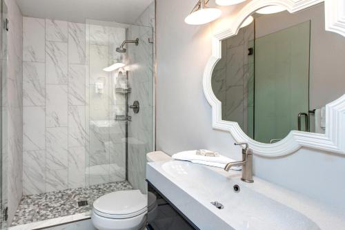 een badkamer met een wastafel, een toilet en een spiegel bij Prospector Studio Getaway in Park City