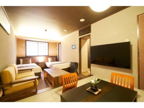 金沢市にあるSHIKI Seasonal Colors Kanazawa - Vacation STAY 46392vのリビングルーム(ソファ、テーブル、テレビ付)