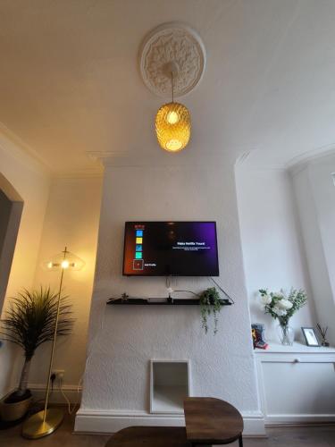 TV a/nebo společenská místnost v ubytování Central Manchester Modern Cosy Home 2 Bed 2 Baths