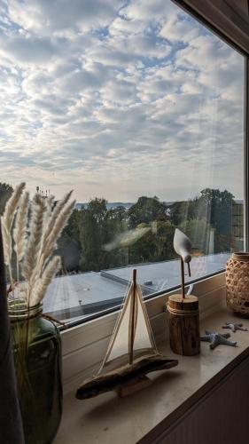 a window sill with a view of a roof at Seemöve in Glücksburg
