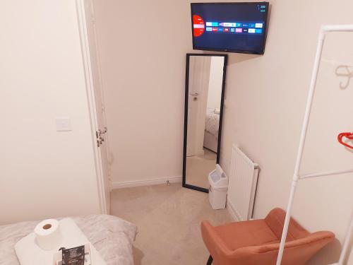 Televisyen dan/atau pusat hiburan di 3 Guest Rooms in a 3bed house with kitchen, ENSUITE options also available